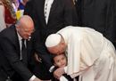Pope Francis kisses_014