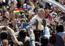 Pope Francis waves_011