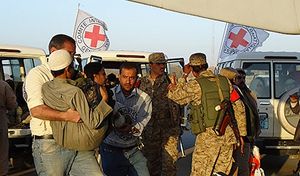 La Croce Rossa Internazionale assiste i feriti in Yemen. 