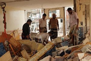 L'interno di una delle case distrutte a Mokha, in Yemen. 