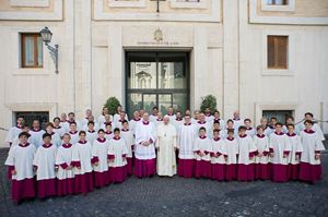 Il Coro della Cappella Sistina con papa Francesco.