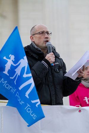 Jean-Pier Delaume-Myard durante una manifestazione della "Manif pour tous" a difesa della famiglia
