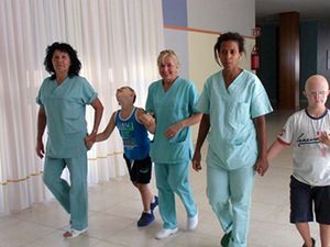 Alcuni bambini seguiti dal centro con le operatrici. In copertina: suor Renata Giandesin con due dei piccoli ospiti.
