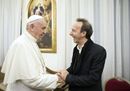 Benigni show alla presentazione del libro del Papa: «Francesco? Potrebbe vendere la misericordia a etti»