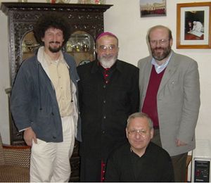 La foto, scattata nel 2002, ritrae don Renato Sacco (a destra) insieme a don Fabio Corazzina, monsignor Paulos Faraj Rahho (vescovo di Mosul, poi rapito e ucciso) e, in basso, l'attuale patriarca Louis Sako.