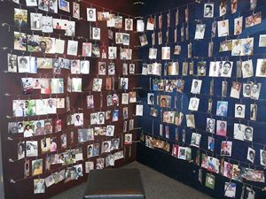 Un particolare del Memoriale del Genocidio di Kigali, la capitale ruandese. In questa stanza del museo sono appese le foto delle vittime. E coprono intere pareti.