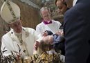 Il Papa battezza 26 bambini nella Cappella Sistina: «Se piangono per la fame, allattateli pure qui»