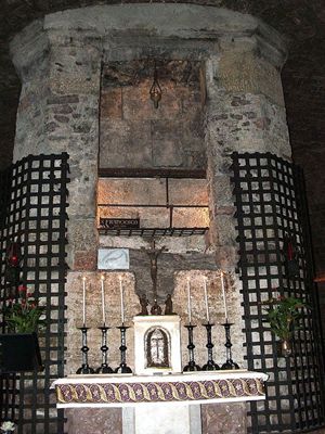 La tomba di San Francesco nella Cripta della Basilica inferiore di Assisi
