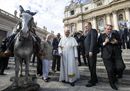 Il Papa posa accanto alla statua del prete gaucho canonizzato domenica