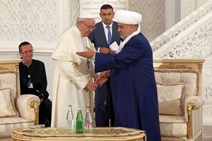 Il benvenuto del Grand Mufti Allahshukur Pashazade a Papa Francesco all'incontro presso la moschea di Heydar, a Baku. In copertina, l'incontro con il Presidente della Repubblica dell'Azerbaijan Ilham Aliyev.