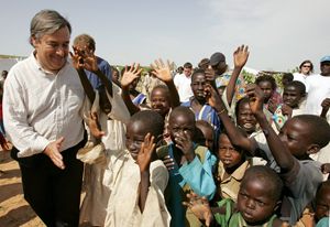 Qui sopra e in alto: Antonio Guterres con migranti, profughi e rifugiati (foto Reuters). La foto di copertina è dell'agenzia Ansa. 