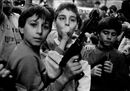 02_Letizia Battaglia_Festa del giorno dei morti_I bambini giocano con le armi_Palermo1986