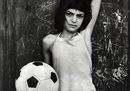 04_Letizia Battaglia_La bambina con il pallone_quartiere la Cala_Palermo1980