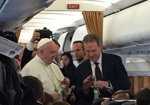 Il Papa in aereo a colloquio con i giornalisti. Foto di Annachiara Valle. In alto e in copertina foto dell'agenzia Ansa. 