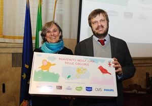Fiammetta Casali, Presidente Unicef Milano e Pierfrancesco Majorino, Assessore alle Politiche Sociali, con la scatola dono che arriverà a tutti i nuovi nati da metà dicembre.  