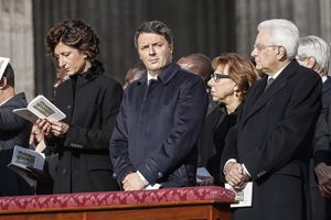 Il presidente del Consiglio Renzi con la moglie Agnese e il Presidente della Repubblica Mattarella alla Messa di chiusura del Giubileo (foto Ansa)
