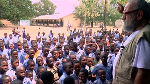 Giobbe Covatta durante la sua recente visita al progetto di Amref in Kenya orientale.