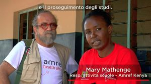 Mary Mathenge, responsabile del progetto, insieme a Giobbe Covatta. 