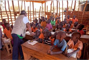Il comico e storico testimonial di Amref durante la sua visita in Kenya.