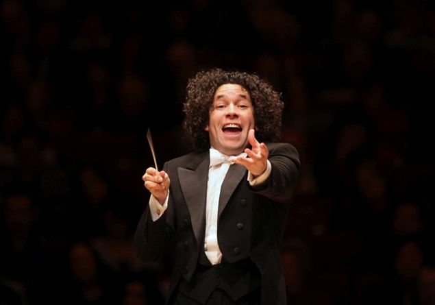 Gustavo Dudamel Chi E Il Direttore Del Concerto Di Capodanno Famiglia Cristiana