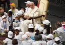 Abbracci e carezze, il Papa tra i piccoli pazienti dell'ospedale Bambino Gesù