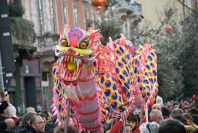 Capodanno cinese a Milano, il Dragone saluta l'anno della scimmia 