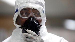 Un operatore sanitario attrezzato per evitare il contagio di ebola.