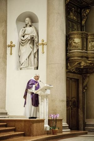 Padre Ermes Ronchi mentre celebra la messa nella Basilica di San Carlo a Milano (foto Fabrizio Annibali)