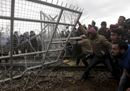 "Aprite il confine": i migranti sfondano la barriera tra Grecia e Macedonia 