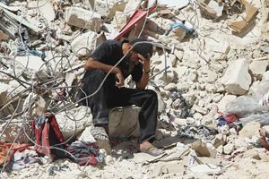 Aleppo, Siria: un uomo si dispera su ciò che resta della sua casa distrutta. Foto Reuters.  