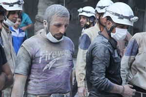 Aleppo, Siria: un gruppo di soccorritori porta aiuto alle vittime di un bombardamento. Foto Reuters. 