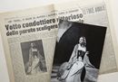 15_Maria Callas in Norma al Teatro alla Scala, Milano 7 dicembre 1955 con il giornale La Patria, 8 dicembre 1955. Collezione Ilario Tamassia