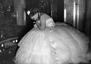 18_Maria Callas nellopera La Traviata riceve gli applausi sul palcoscenico Palacio de Bellas Artes (+ôpera Nacional), Mexico City 17 luglio 1951.