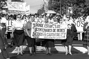 Azucena Vilaflor insieme ad altre "madri di Plaza de Mayo".