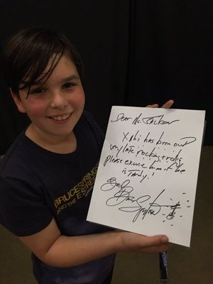 Il piccolo Xabi mostra orgoglioso la sua giustificazione per la scuola firmata da Bruce Springsteen.