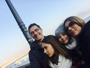 Marco Liorni con la moglie e le sue figlie Emma (11 anni) e Viola (5)