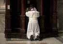 Il Papa in ginocchio si confessa a San Pietro