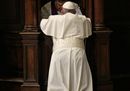 Pope Francis confesses03