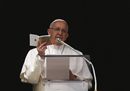 Il Papa all'Angelus fa distribuire il Vangelo di Luca: «Imparate a memoria pagina 123»