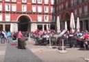 Immagini che non vorremmo vedere: una comitiva di tifosi umilia alcune mendicanti