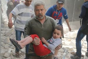Civili in fuga dopo un bombardamento nel centro di Aleppo