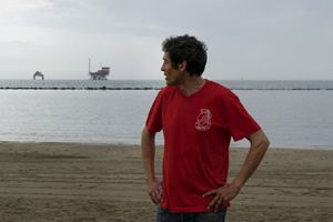 Lino Miccoli, gestore dei Bagni Susy, davanti alla piattaforma Angelina a Lido di Dante (foto Giovanni Panizza)