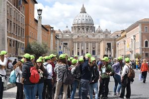 Un'immagine del Giubileo dei ragazzi. Foto: Agensir.it. In alto: il Papa confessa alcuni adolescenti in Piazza San Pietro. 