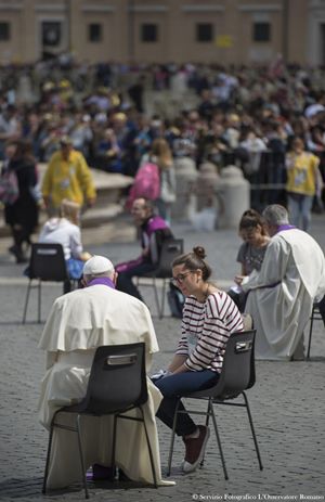 Sabato 23 aprile 2016, Città del Vaticano: papa Francesco confessa 16 giovani e giovanissimi in Piazza San Pietro, in occasione del Giubileo dei ragazzi. Fotografie: Osservatore Romano/Ansa. 