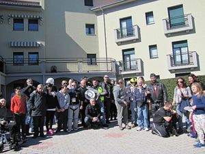 Foto di gruppo di alcuni dei membri e ragazzi della Fondazione Renato Piatti.