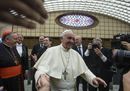 Il Papa alla Caritas: «Scusate il ritardo, parlo parlo e l'orologio va»