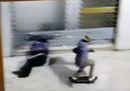 Bologna, filmati mentre saltano un senzatetto con lo skate