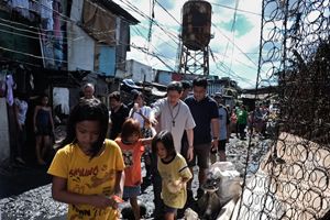 Una delle frequenti visite del cardinale Antonio Luis Tagle nei quartieri poveri di Manila. Foto Ucanews. 