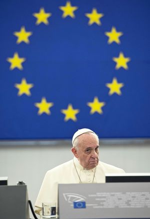 Un momento della visita di papa Francesco al Parlamento e al Consiglio d'Europa, Strasburgo, Francia, 25 novembre 2014. Foto: agenzia Ansa.