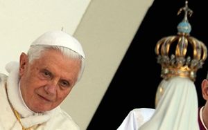 Il papa emerito Benedetto XVI in preghiera